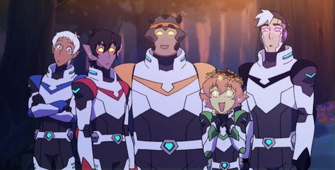 I love the flower crown Altean Lance, Voltron Galra, Voltron Force, Voltron Funny, Form Voltron, Voltron Ships, Voltron Fanart, Voltron Klance, Voltron Legendary Defender