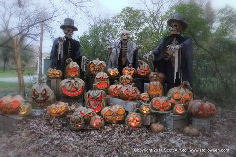 Halloween pumpkin patch display idea for yard haunt. #decor Pumpkin Patch Ideas, Pumpkin Patch Decoration, Haunted Pumpkin Patch, Pumkin Decoration, Patch Ideas, Diy Halloween Decor, Garden Wallpaper, Scary Halloween Decorations, Scary Pumpkin