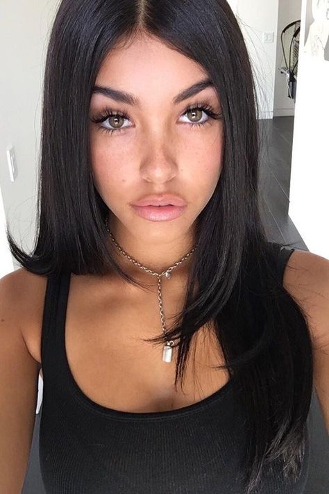 Madison Beer's Hairstyles & Hair Colors | Steal Her Style Madison Beer Makeup, Dark Hair Blue Eyes, Madison Beer Hair, Estilo Madison Beer, Madison Beer Style, Beer Outfit, Chica Cool, Baddie Outfit, Side Part Hairstyles