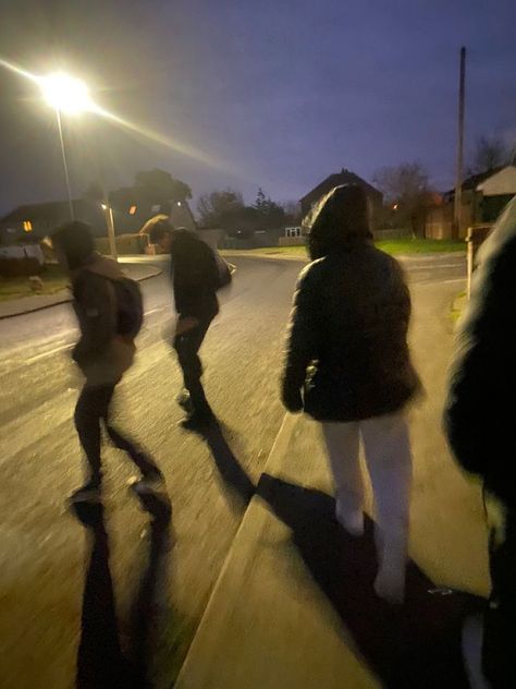 friends, friendgroup, night, street Running Night, Friend Group Pictures, Teen Friends, Bring Me To Life, Rockstar Aesthetic, I Need Friends, Friends Moments, Friend Book, Bad Friends