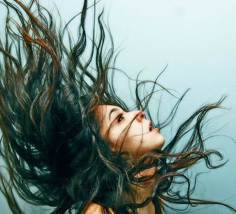 Hair Blowing In The Wind, Wind Drawing, Wind Blown Hair, Mermaid Photography, Hair In The Wind, Blowing In The Wind, Wind In My Hair, Hair Photography, Hair Flow