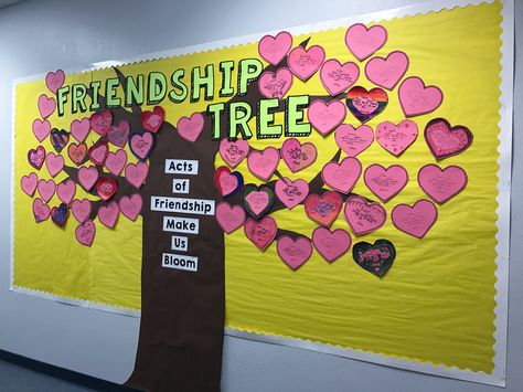 Friendship Tree with Students' Cinquain Poems about their classmates Friendship Tree Classroom, Friendship Tree Art, Friendship Bulletin Board Preschool, Friendship Bulletin Boards, Friendship Day Decoration Ideas For School, Friendship Day Decoration In School, Friendship Tree Craft, Friendship Classroom Door, Friendship Day Activities For Preschool