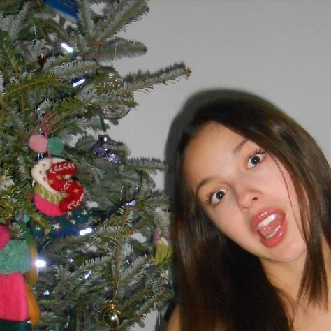 Olivia Rodrigo on Instagram: "merry christmas!!!! what a wonderful year it has been. thanks a million 4 all of the love💗💗💗💗 xoxox" Olivia Rodrigo Christmas Pfp, Christmas Olivia Rodrigo, Olivia Rodrigo Christmas Wallpaper, Olivia Rodrigo Christmas, Christmas Playlist Cover, Cute Christmas Pfp, Christmas Polaroid, Christmas Widgets, Icons Christmas