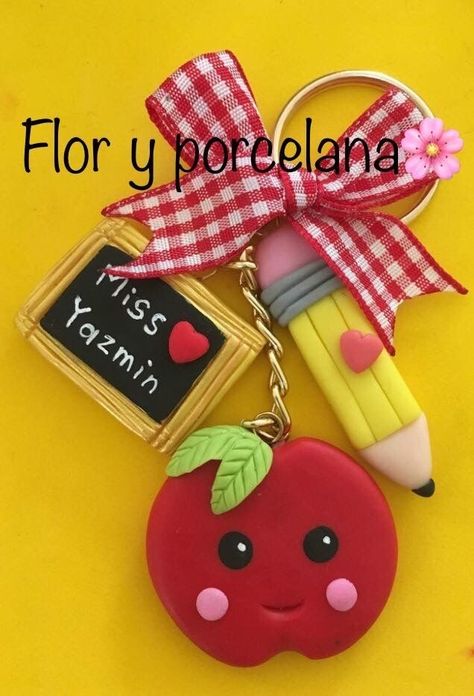 Teacher Polymer Clay Gift Ideas, Clay Teacher Gifts, Teacher Polymer Clay, Crea Fimo, Polymer Clay Gifts, Teacher Craft, Clay Keychain, Clay Magnets, Polymer Clay Diy