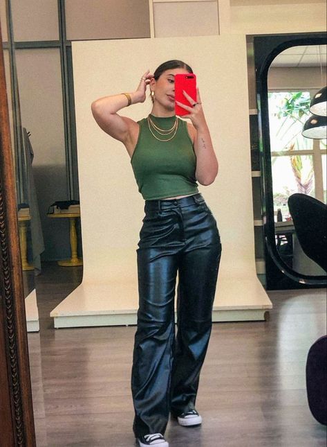 Wide Leg Engomado Outfit, Wide Leg Couro, Wide Leg Engomado, Outfit Con Verde, Outfits Con Verde, Leather Wide Leg Pants Outfit, Outfits Verdes, Wide Leg Verde, Trends Fall 2023