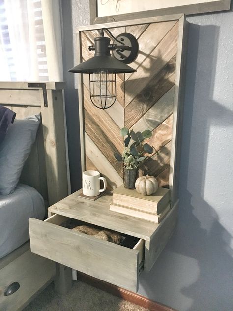 Diy Floating Nightstand, Floating Nightstand Diy, Nightstand Plans, Floating Nightstands, Zimmer Diy, Diy Rustic Home, Diy Nightstand, Прикроватные Тумбочки, Dekor Diy