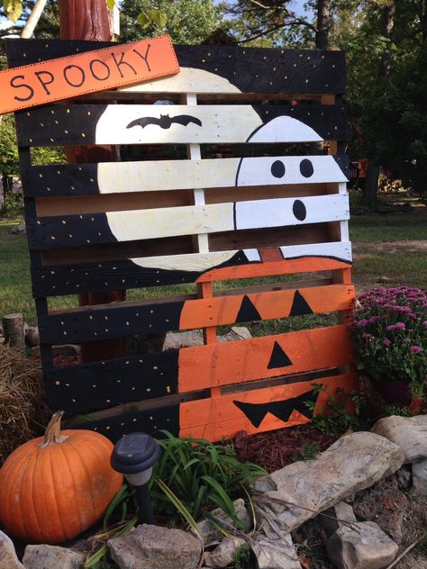 Halloween Pallet Painting Halloween Decor Out Of Pallets, Painted Pallets For Outside Fall, Halloween Painted Pallets, Pallet Ideas For Halloween, Pallet Projects Halloween Decoration, Halloween Board Painting Ideas, Halloween Diy Pallet Projects, Halloween Pallets Ideas, Pallet Halloween Ideas