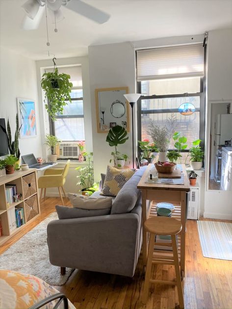 Lots Of Plants, Studio Apartment Living, Kitchen Studio, Deco Studio, Casa Vintage, Apartment Layout, Small Apartment Living, Tiny Apartment, Studio Apartment Decorating