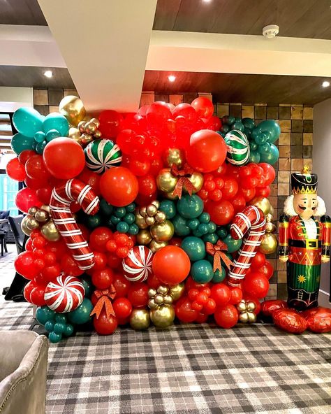 Are you ready for Christmas??? 🎅🏻 Check out this festive decoration by @dreambigballoonsandevents 🎈Want more inspiration?⁠ 🎈 Like & Follow us to get more tips and inspiration.⁠ ⁠ It's not too late to order your Xmas Balloon Arch kit @ www.etsy.com/shop/partygarland Christmas Party Balloon Backdrop, Hayward California, Christmas Party Backdrop, Xmas Color, Christmas Balloon Decorations, How To Make Balloon, 1st Birthday Balloons, Company Christmas Party, Balloon Arch Kit