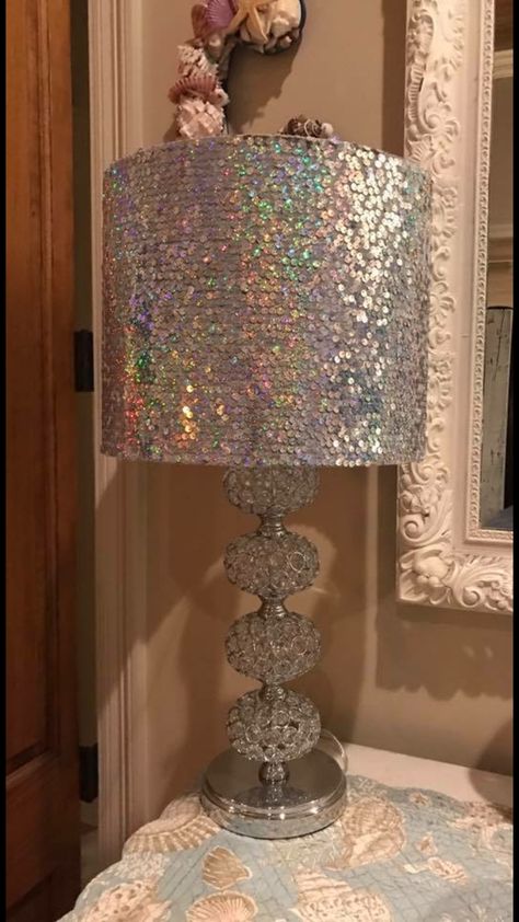 Glam shades.  Covered a black lamp shade with sequin fabric. Diy Glitter Lamp Shade, Floor Lamp Redo, Glitter Lamps, Glam Lamps, Glitter Bedroom, Lamp Redo, Bedroom Glam, Lamps Diy, Glitter Lamp