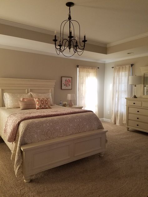 Vintage Room Coquette, Double Bedroom Ideas, Elegant Room Aesthetic, Old Money Room Aesthetic Pink, Coquette Room Brown Furniture, Coquette Room Aesthetic Pink Small Rooms, Master Bedrooms Coquette, Room Deco, Minimalist Room