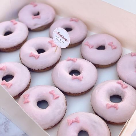 Coquette Recipes, Pink Diet, Pink Bakery, Biscuit Donuts, Hello Kitty Birthday Cake, Donut Design, Pink Everything, Birthday Donuts, Pink Donut