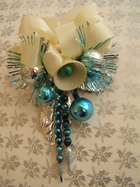 vintage christmas corsage,,i remember my mother,wearing one like this but in red to a party,when I was little...many moons ago Christmas Corsage, Merry Berry, Holiday Graphics, Christmas Cottage, Christmas Memories, Old Fashioned Christmas, Christmas Past, Christmas Memory, Christmas Vintage