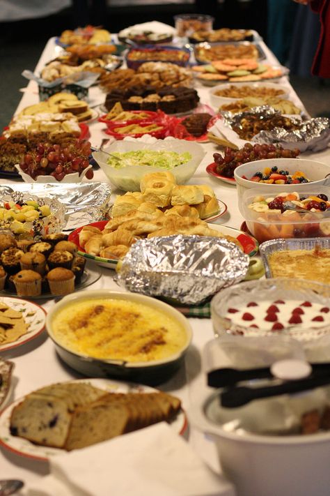 Pot Luck Food Table Pot Luck Table, Wedding Picnic Ideas, Christmas Themed Food Ideas, Birthday Potluck, Food Wedding Ideas, Holiday Potluck Recipes, Easy Christmas Table, Dream Reception, Potluck Dinner Party