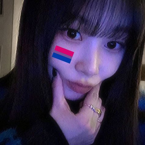 #aespa #giselle #bisexual #kpop Girl Bi, 2000s Hairstyles, Bi Flag, Bisexual Flag, Aespa Giselle, Picture Icon, Chaeyoung Twice, Cute Memes, Cartoon Profile Pics