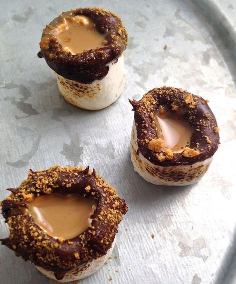 delish-smores-shot-glass-1 Shot Glass Desserts Recipes, Shot Glass Appetizers, Edible Shot Glasses, Shot Glass Mold, Shot Glass Desserts, Chocolate Shots, Alcoholic Desserts, Dessert Shots, Pudding Shots