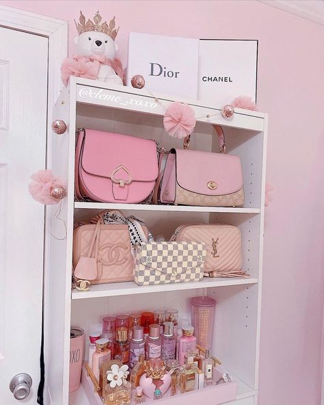 Chanel Scream Queens, 2000s Autumn, Girly House, Beauty Rooms, Pink Glamour, Luxurious Lifestyle, Bookshelf Styling, Pink Life, Scream Queens