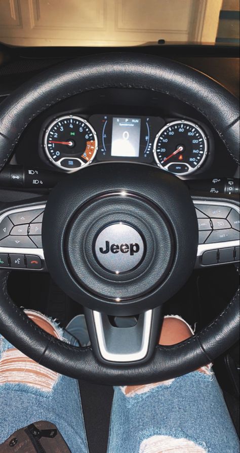 Jeep renegade Jeep Renegade Interior Accessories, Jeep Renegade Aesthetic, Jeep Renegade Interior, Fake Story Instagram, 2015 Jeep Renegade, Girls Driving, Girly Car Accessories, Dream Cars Mercedes, Dream Cars Jeep