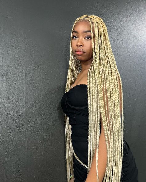 Blond Black Braids, Knotless Box Braids With Blonde, Blond Knotless Braids With Curly Ends, Blonde Braids With Blonde Roots, Light Blonde Box Braids, Color 613 Knotless Braids, Boxbraids Blonde Hair, Long Blonde Box Braids, Blond Twist Braids