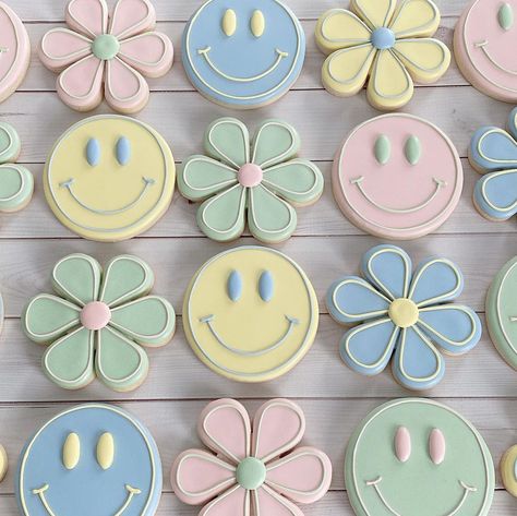 70s Flower Cookies, Sprinkle Royal Icing Cookies, Happy Face Cookies Smile, Easy Cookies Decorated, Pastel Royal Icing Cookies, Smile Cookies Decorated, Bday Cookies Decorated, Simple Iced Cookies, Happy Cookies Decorated