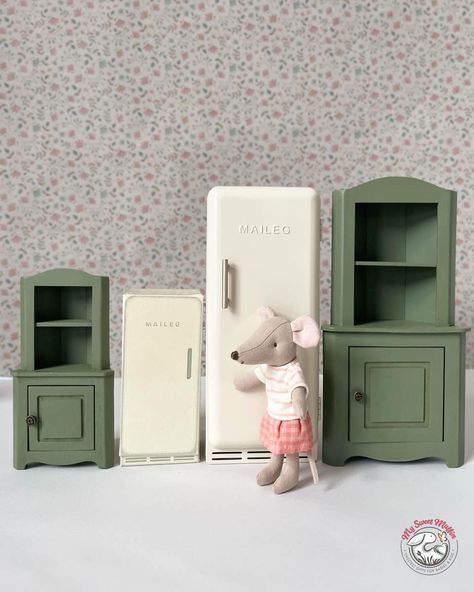 Maileg corner cabinet is now available in Mouse size! #maileg #mailegmouse#maileghouse #dollhouseminiatures #dollhouseminiature #dollhousedecor #dollhousetherapy #maileghouse Maileg Kitchen, Maileg House, Maileg Doll House, Maileg Dolls, Maileg Mouse, Mouse House, Corner Cabinet, Dollhouse Decor, Colour Palette