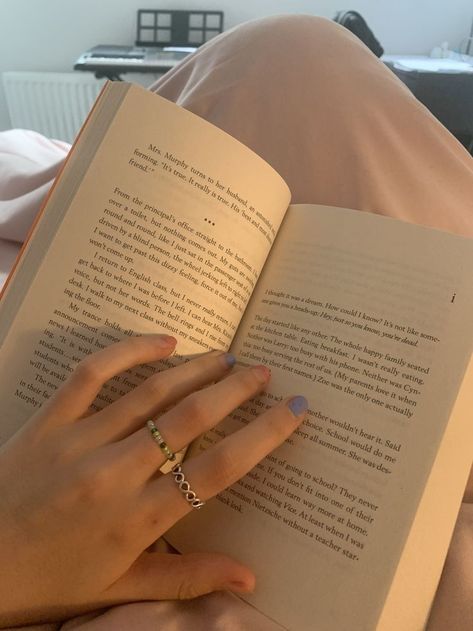 Reading Motivation, Laying In Bed, Reading A Book, Girl Reading, Foto Ideas Instagram, Coffee And Books, Book Girl, I Love Books, What’s Going On