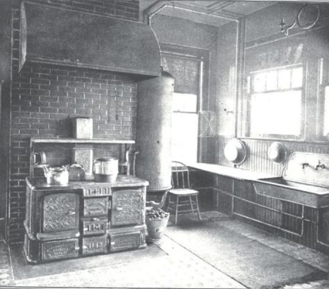 1890s Kitchen, 1800s Kitchen, 1900s Kitchen, Servants Quarters, Victorian Kitchens, Historic Kitchen, Antique Stove, Victorian Interior, Victorian Interiors