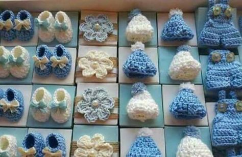 Newborn Giveaways Ideas, Crochet Hampers Idea, Crochet Baby Shower Favors, Baby Boy Giveaways, Crochet Party Favors Baby Shower Gifts, Baby Giveaways, Baby Favors, Baby Boy Room Decor, Crochet Bebe