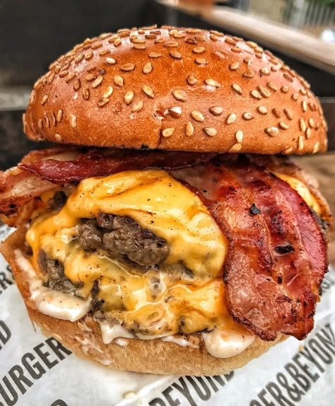 How much bacon do you like in your burger? 🤪🥓 1 rasher? 2... or 3+ 💁🏼‍♀️😍 @burgerandbeyond have got their bacon spot on! 👌🏻 Along with just… Bacon Burger Aesthetic, Barbecue Bacon Burger, Bacon Cheeseburger Recipes, Cheesy Burger, Bacon Cheese Burger, Bacon Burgers, Meal Prep Snacks, Bacon Burger, Cheese Burger