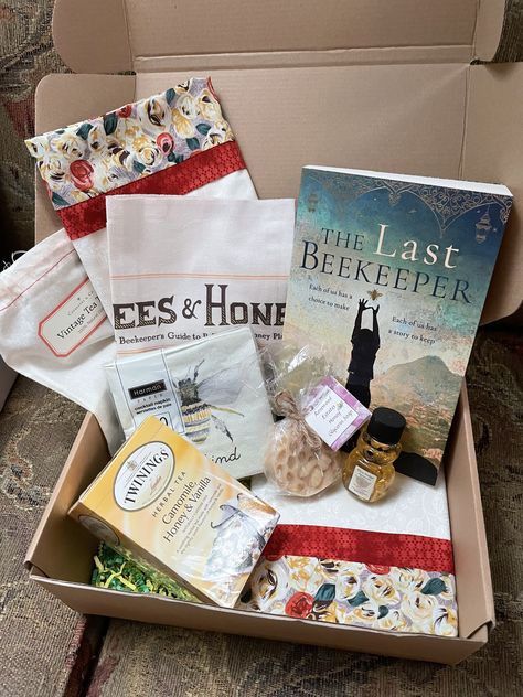 Book Exchange Box Diy, Book Box Gift, Book Lovers Gift Basket, Book Gift Basket, Sister Ideas, Book Basket, Book Swap, Book Obsession, Book Boxes