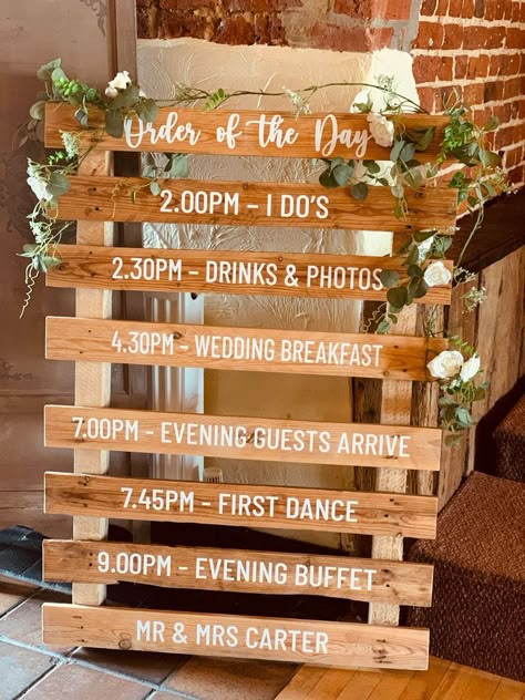 Wedding Signage Pallet, Pallet Schedule Wedding, Pallet Board Wedding Signs, Pallet Wedding Timeline, Wedding Signs Order Of The Day, Wedding Skid Pallet Ideas, Pallet Order Of The Day, Order Of Day Pallet, Palette Order Of The Day