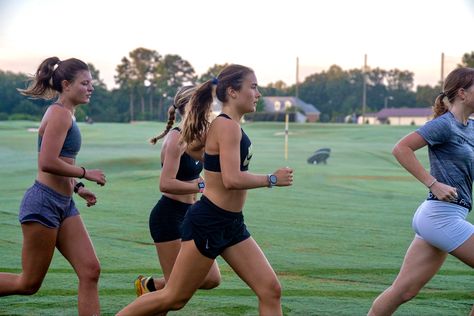 College Cross Country, College Athlete Aesthetic, Running Inspo, College Athlete, Shred Workout, Track Pictures, Friends School, Track Star, Fitness Vision Board