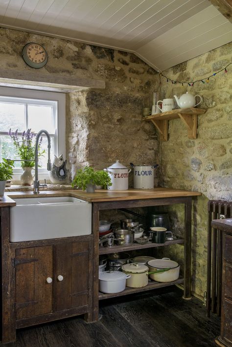 Rustic Cabin Kitchen Ideas, Rustic Cabin Kitchen, Zigarren Lounges, English Cottage Kitchens, Small Cottage Kitchen, Freestanding Kitchen, Cabin Kitchens, Cottage Kitchens, Cottage Interiors