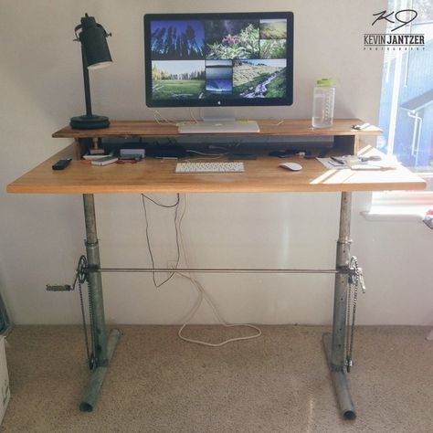 credit: Kevin Jantzer [http://kevinjantzer.com/diy-adjustable-standing-desk/] Standing Desk Plans, Diy Standing Desk Plans, Desktop Standing Desk, Diy Standing Desk, Desk Redo, Desk Gaming, Desk Diy, Height Adjustable Desk, Computer Desks