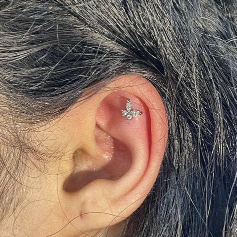 Flat Ear Piercing, Flat Piercings, Minimalist Ear Piercings, Flat Piercing, Types Of Ear Piercings, Piercing Inspo, Types Of Piercings, Silver Flats, Ear Piercing