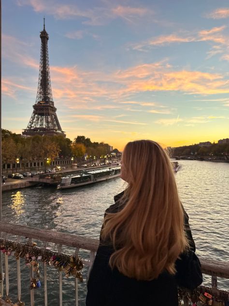 #longhair #blondehairstyles #strawberryblonde #paris #parisian #parisienne #eiffel #toureiffel #aesthetic #hair #sunset #love #amour Paris Flowers Aesthetic, Francium Element, Mae Aesthetic, Aesthetic Pinboard, Element Project, Paris Sunset, Paris Flowers, Paris Hair, Paris Couple