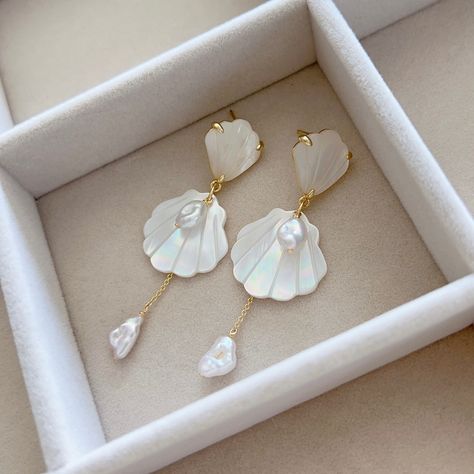 She’ll Earrings, Earring Styles Ideas, Beach Wedding Earrings, Beach Wedding Jewelry, Sea Jewelry, Earrings Summer, Seashell Jewelry, Classic Wedding Rings, Bold Earrings