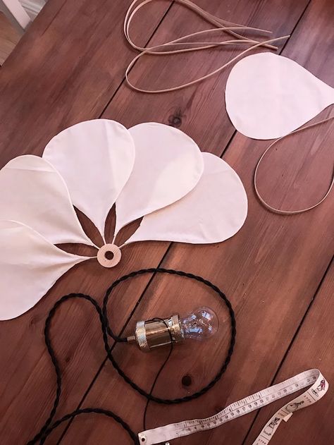 Wall Lamps Diy, Ceiling Lights Diy, Flower Lamp Shade, Diy Luminaire, Diy Lampe, Blogging Platforms, Flower Lamp, Deco Luminaire, Diy Chandelier