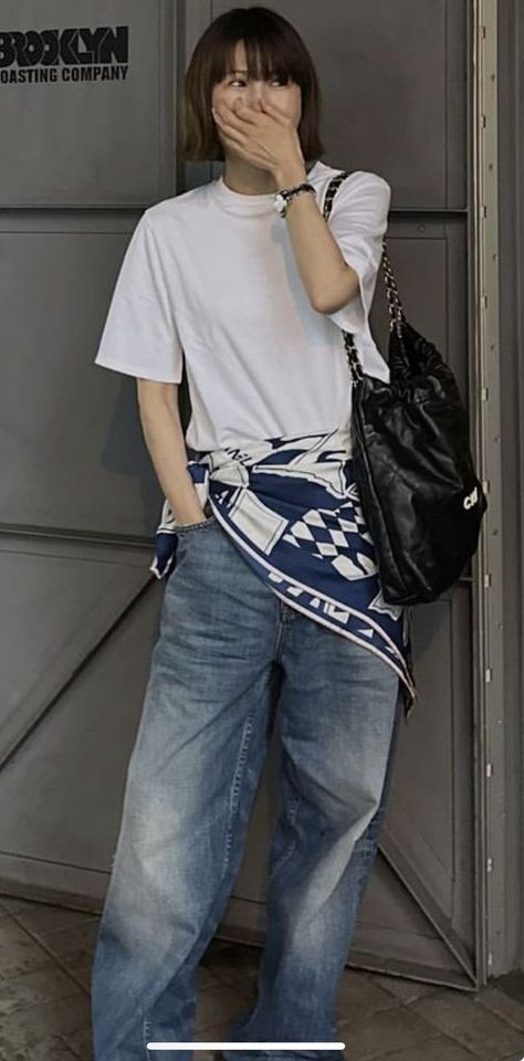 Timeless Street Style, Scarf Looks Summer, Summer 2023 Fashion Trends Street Style, White Pants Street Style, Gender Neutral Summer Outfits, Street Style 2024 Summer, Street Style Summer 2023, Japanese Outfits Street Style, Scarf With Jeans