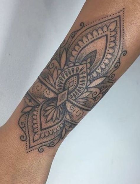 Ephemeral Tattoo, Model Tattoos, Cuff Tattoo, Tattoo T, Cool Wrist Tattoos, Hand And Finger Tattoos, Wrist Tattoos For Guys, Inspiration Tattoos, Tattoos Geometric