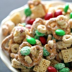 White Chocolate Chex Party Mix Recipe - Six Sisters' Stuff Chex Party Mix Recipe, White Chocolate Chex Mix, Ham And Pineapple Pizza, Chocolate Chex Mix, Chex Mix Recipes Original, Party Mix Recipe, Chex Mix Christmas, Chex Party Mix, Chocolate Chex