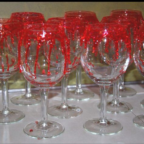 Blood Rimmed Glasses. Made these at the last cheesy twilight party I did using glass candy recipe. Think I will have to make them again! Twilight Party Aesthetic, Twilight Decorations, Glass Candy Recipe, Vampire Birthday Party, Tvd Birthday, Twilight Crafts, Vampire Theme Party, Vampire Birthday, Twilight Birthday