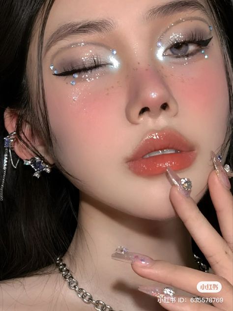 Dark Fairy Makeup, Cyberpunk Makeup, Fest Ideas, Dark Makeup Looks, Silver Eye Makeup, Silver Makeup, Rave Makeup, Ethereal Makeup, Eye Makeup Designs