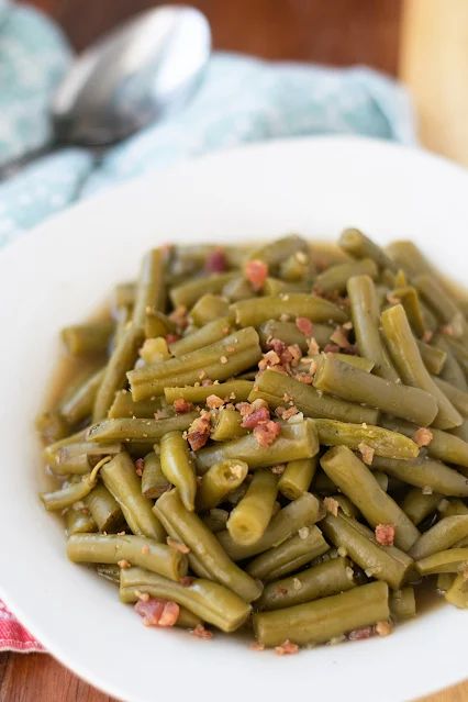 How to Dress Up Canned Green Beans:  Delicious Recipes and Tips for a Flavorful Twist Greenbeans Bacon, Ham Broth, Southern Green Bean Recipes, Southern Style Green Beans, Canned Green Beans, Southern Green Beans, Homemade Chicken Salads, Carb Sides, Southern Greens