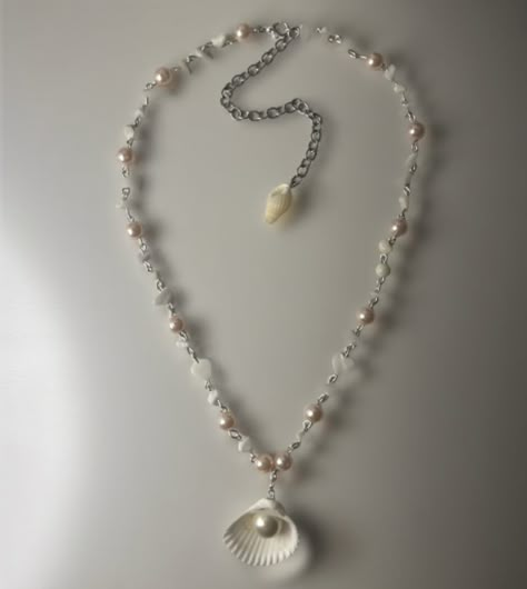 Diy Jwellary Aesthetic, Diy She’ll Necklace, Handmade Jewelry Ideas Necklace, Handmade Shell Necklace In Ocean-inspired Style, Ocean-inspired Shell Necklace, Ocean-inspired Beaded Shell Necklace, Seashell Necklace Diy, Ocean-inspired Shell Pearl Necklaces, Mermaidcore Necklace