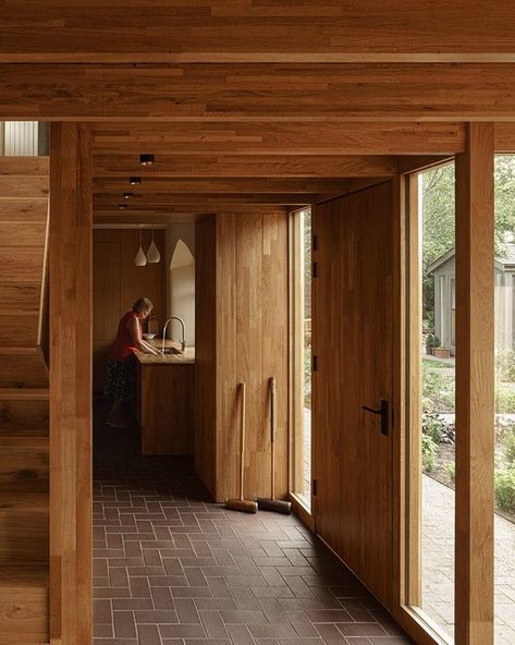 Rm House, Quarry Tile Floor, Oak Framed Extensions, Quarry Tiles, Glazed Brick, Timber Roof, British Architecture, Dining Room Ceiling, Chiang Rai