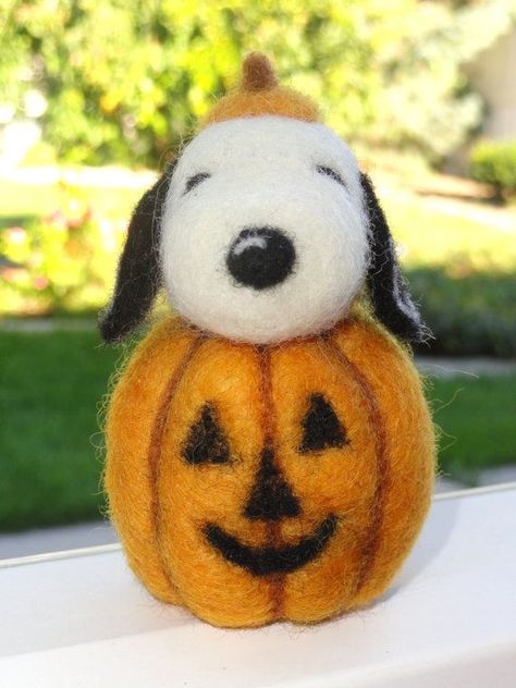 Pumpkin Snoopy, Felted Halloween, Needle Felting Diy, Wool Needle Felting, Great Pumpkin, Needle Felting Tutorials, Felt Halloween, Felt Dogs, Wool Roving