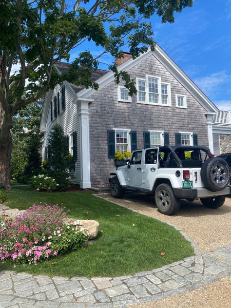 white jeep, martha’s vinyard, nantucket, cape cod, beach house, flowers, summer Modern Farmhouse Apartment, Nantucket Aesthetic, Nantucket Summer, Farmhouse Apartment, Summer Beach House, England Summer, England Beaches, Hamptons Summer, Hampton House