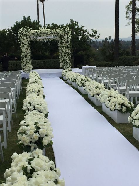 White Roses Ceremony Decor, Wedding Hupa Decorations, All White Ceremony Wedding, Wedding Decorations White Roses, Wedding White Carpet, Flowers On Wedding Aisle, Weeding Decoration Ideas 2022, White Rose Themed Wedding, Wedding Isles Decoration Flowers