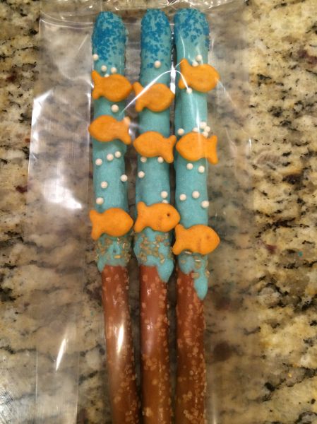 Goldfish Pretzel Rods and Marshmallow Pops – Modern Latina Mommy Bakery Style Buttercream Frosting Recipe, Beach Party Desserts, Diy Minecraft Cake, Ocean Snacks, Chocolate Covered Pretzel Sticks, Giant Marshmallows, Dipped Pretzel Rods, Pretzel Snacks, Chocolate Covered Pretzel Rods